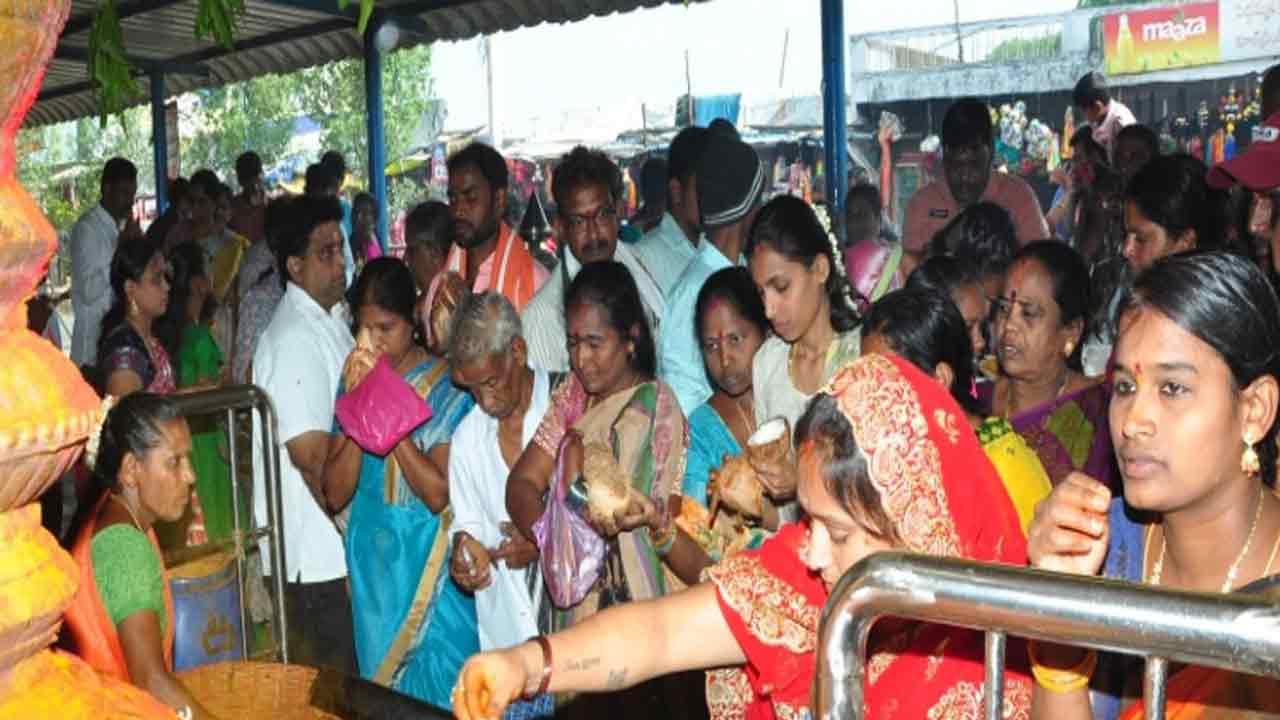 పెద్దమ్మతల్లి ఆలయంలో భక్తుల సందడి