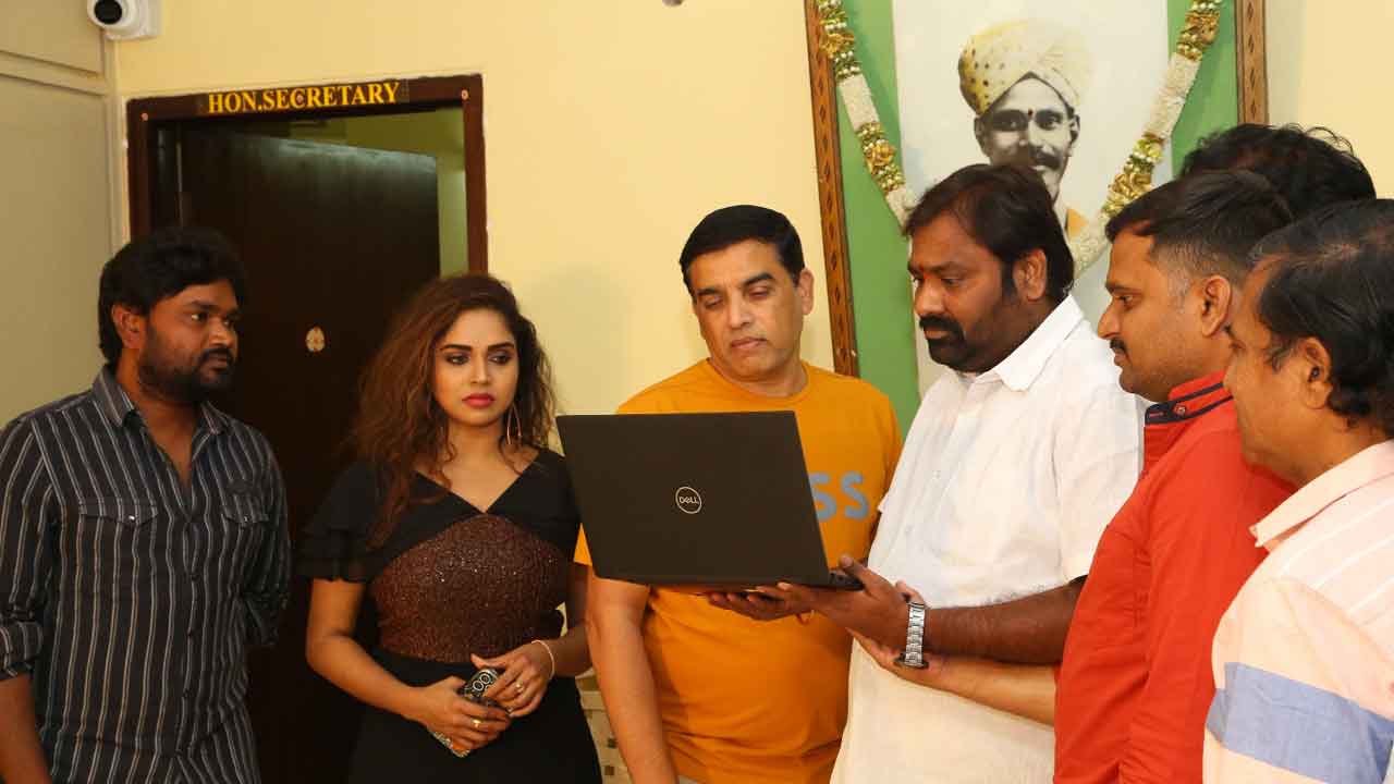 యువతరం మెచ్చే ఎర్రచీర