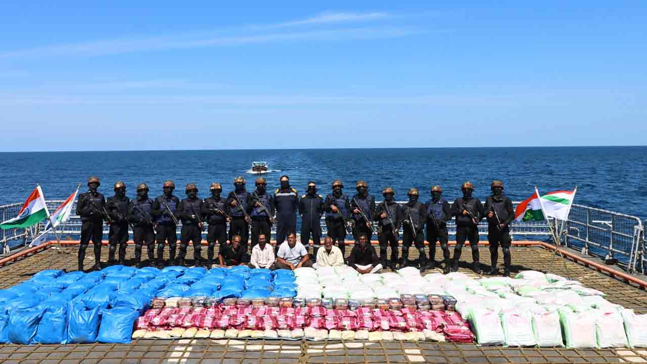 Drugs Seized:  పోరుబందర్‌ తీరంలో 3,300 కేజీల డ్ర‌గ్స్ స్వాధీనం