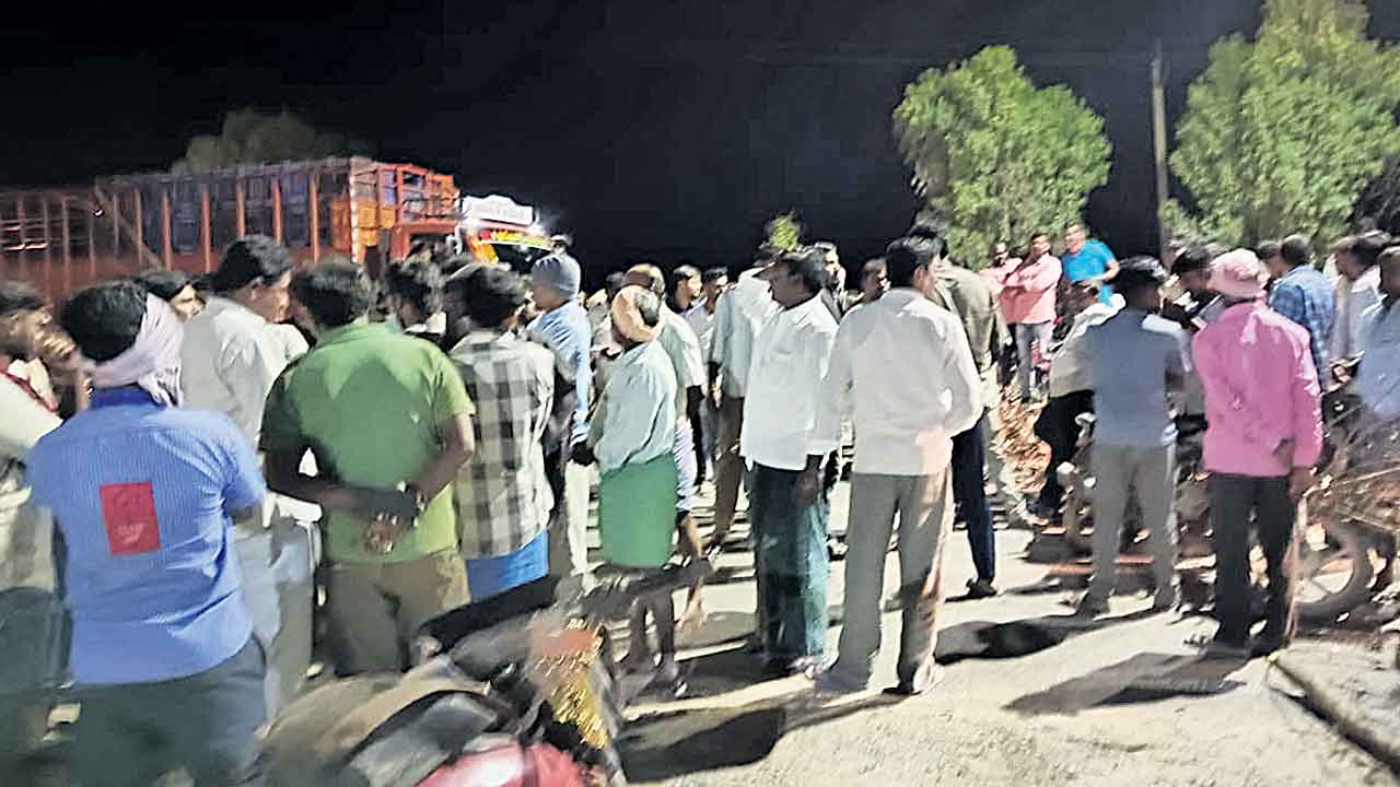 Power Cuts | నల్లగొండలో కరెంటు కోతలపై రోడ్డెక్కిన రైతన్న.. ఇచ్చేదేదో ఒకేసారి సరఫరా చేయాలని డిమాండ్‌