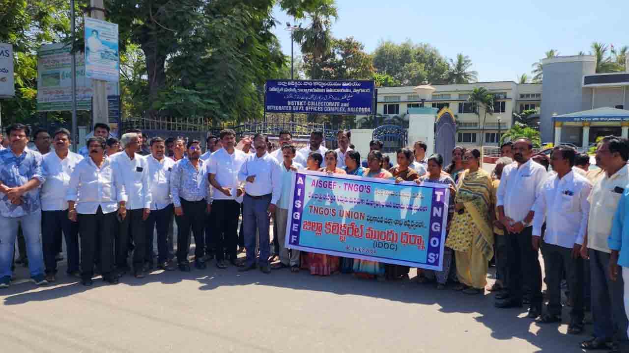 ఉద్యోగుల సమస్యలు పరిష్కరించాలి