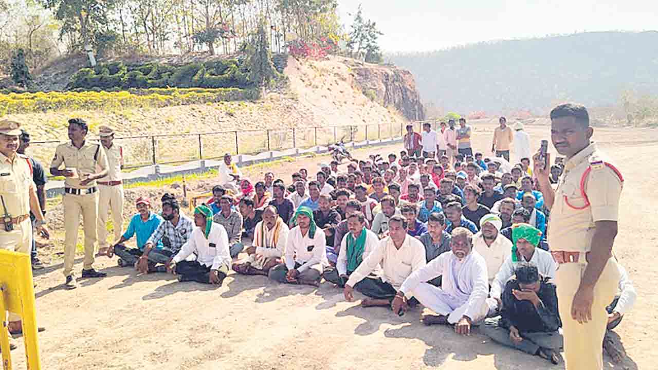 ఉద్యోగ, ఉపాధి అవకాశాలు కల్పించాలి