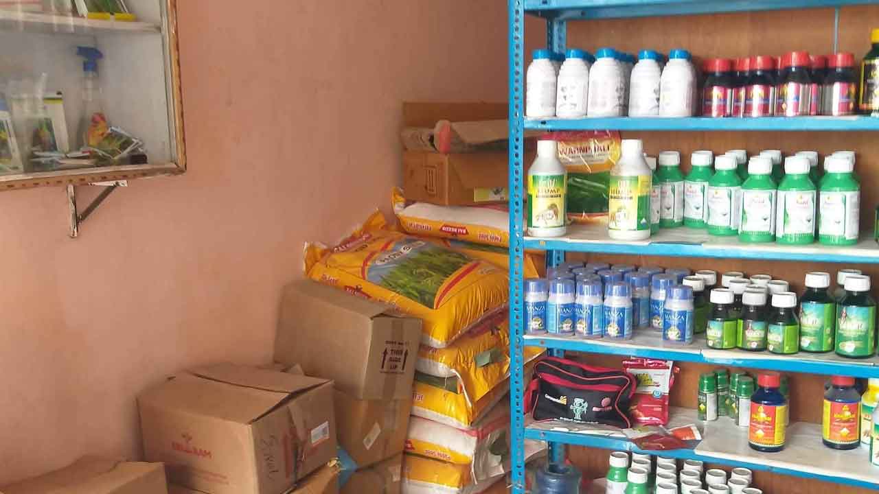 ఎరువుల దుకాణాల్లో తనిఖీ