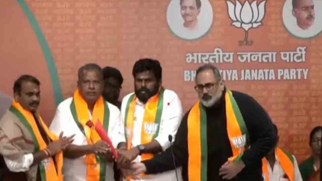 Former MLAs  Join BJP | బీజేపీలో చేరిన 15 మంది మాజీ ఎమ్మెల్యేలు, మాజీ ఎంపీ