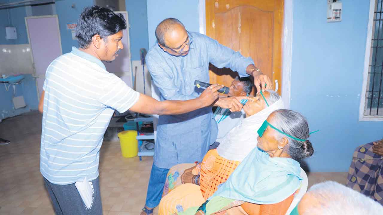 ఉచిత కంటి ఆపరేషన్లు చేసిన ఎమ్మెల్యే