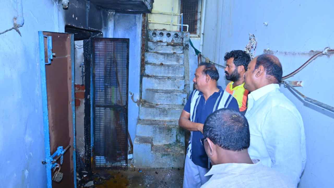 Garment shop | గద్వాలలో షార్ట్‌ సర్క్యూట్‌తో వస్త్ర దుకాణం దగ్ధం.. భారీగా ఆస్తి నష్టం