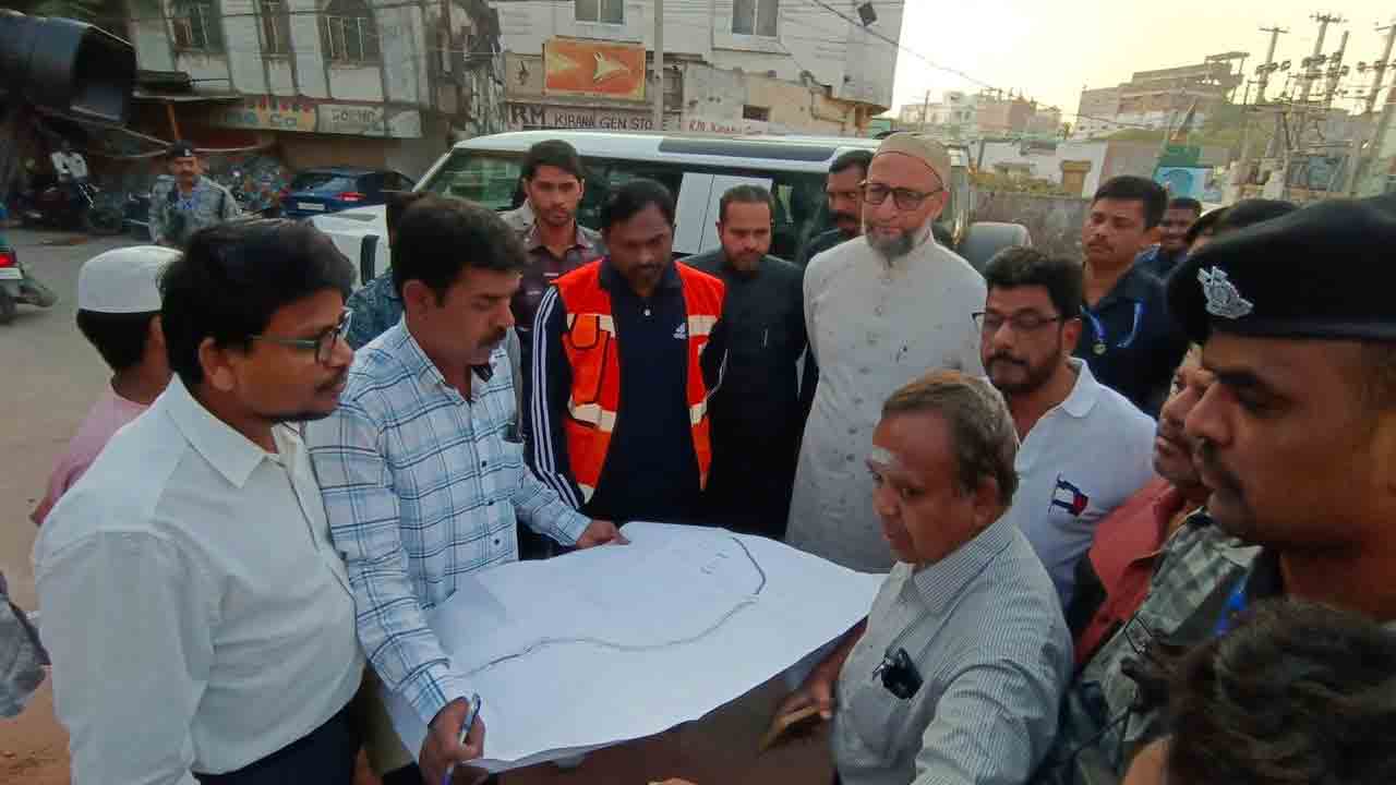 Hyderabad | పాత‌బ‌స్తీలో ప‌ర్య‌టించిన జీహెచ్ఎంసీ క‌మిష‌న‌ర్ రోనాల్డ్ రోస్