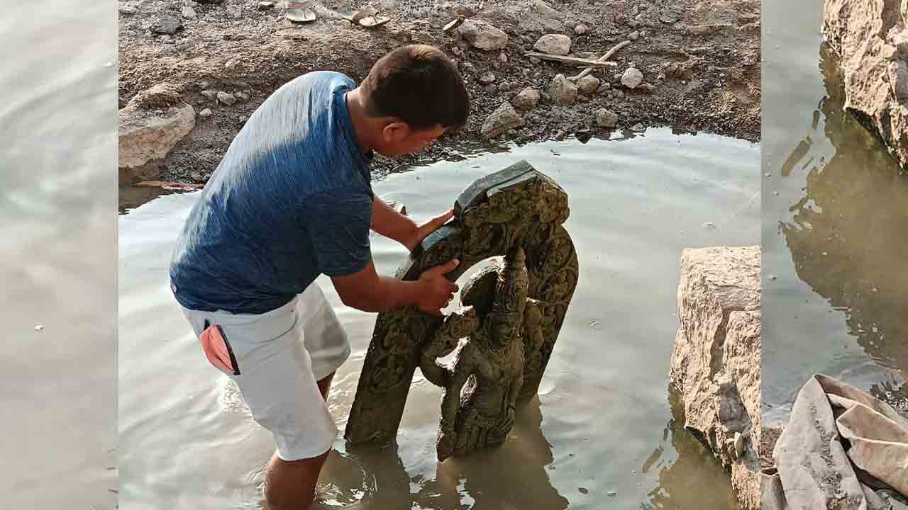 కృష్ణానదిలో పురాతన విగ్రహాలు లభ్యం