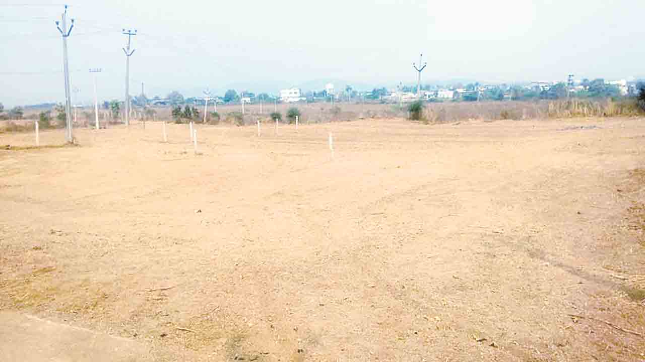 ఇండ్లు ఉన్నట్లు చూపించి.. నకిలీ పత్రాలు సృష్టించి..