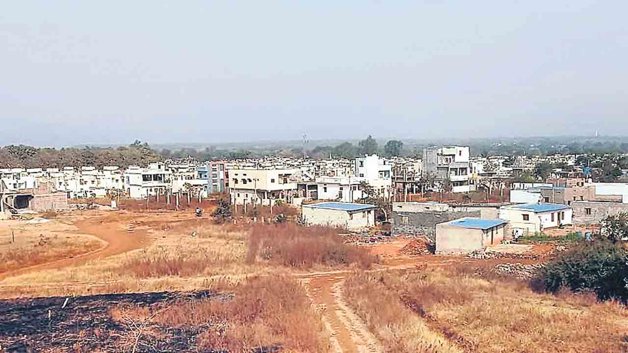 ఆగని  అక్రమ నిర్మాణాలు