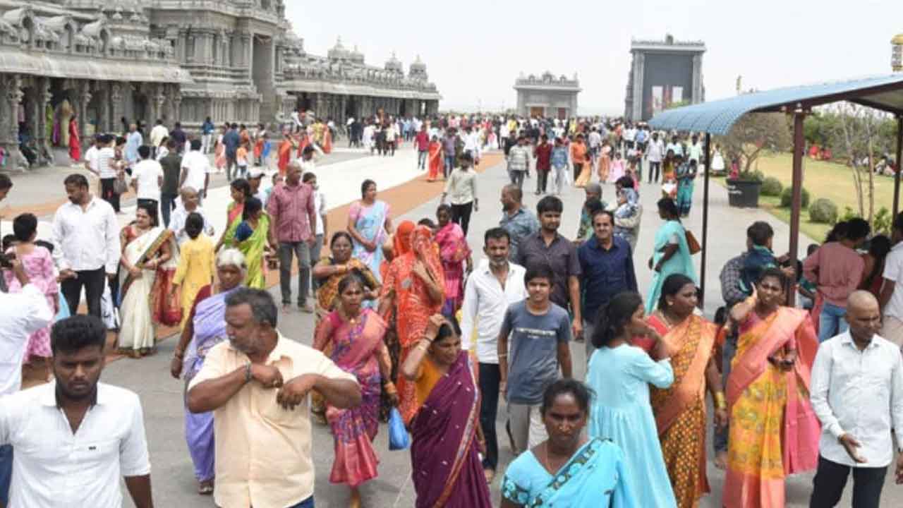 Yadagirigutta | యాదగిరిగుట్ట లక్ష్మీ నరసింహ స్వామి ఆలయంలో భక్తుల రద్దీ
