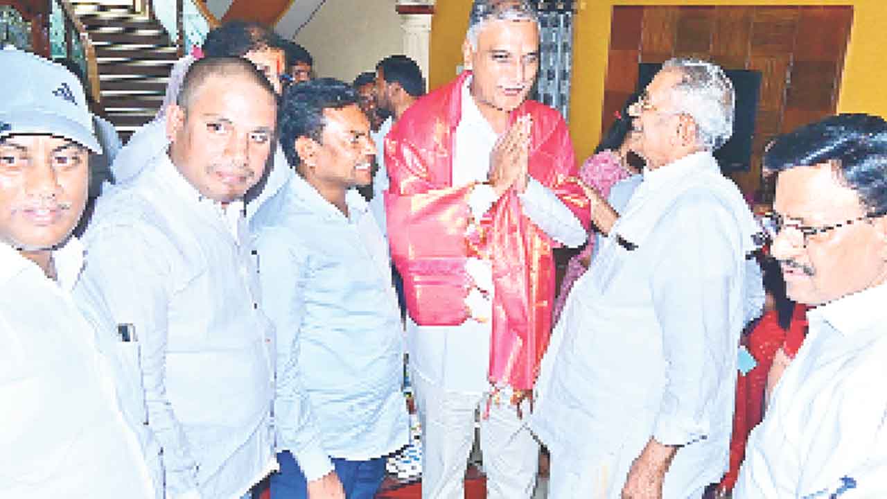 మాజీ మంత్రి హరీశ్‌రావుకు సత్కారం