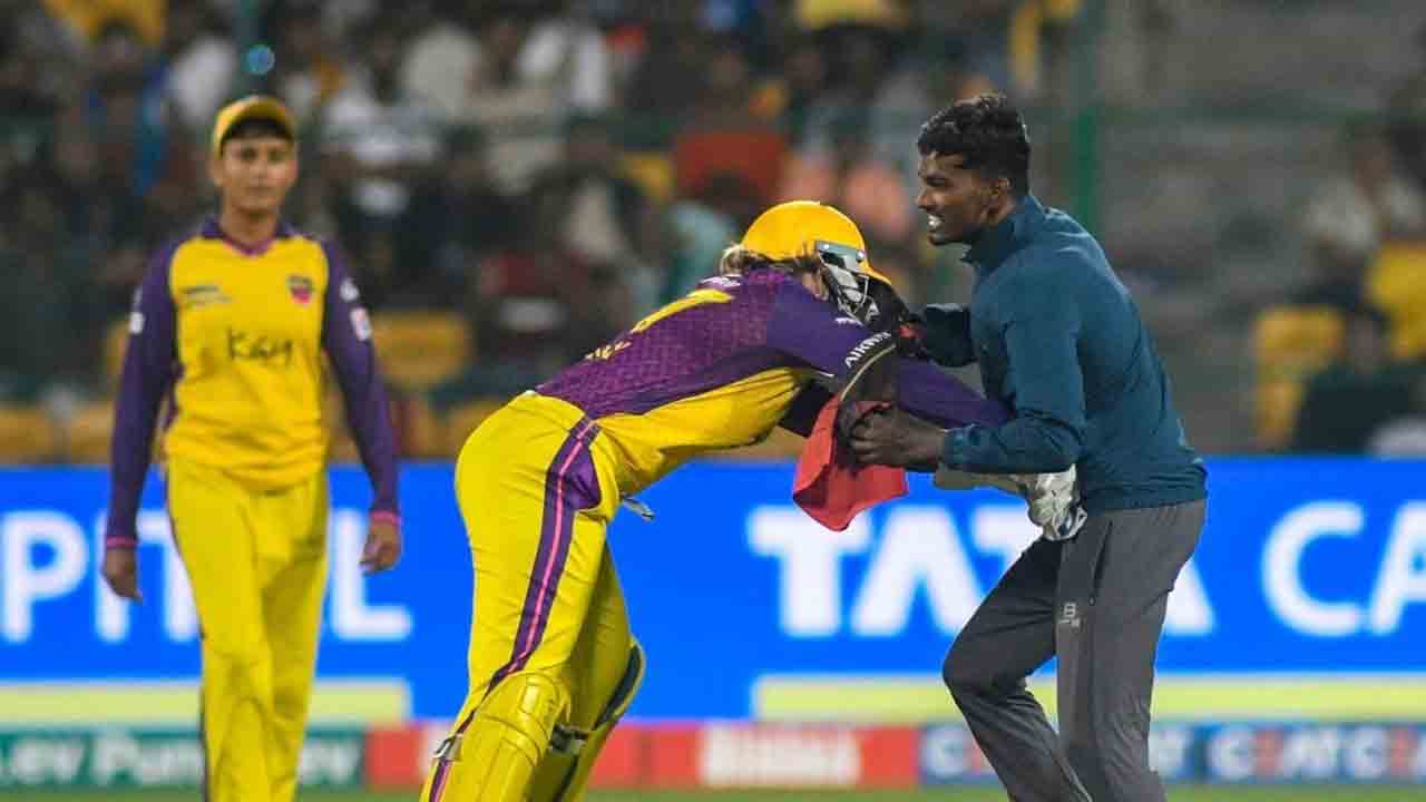 WPL 2024 | ‘మైదానంలోకి దూసుకొస్తావా.. నిన్ను ఎలా అడ్డుకుంటానో చూడు..!