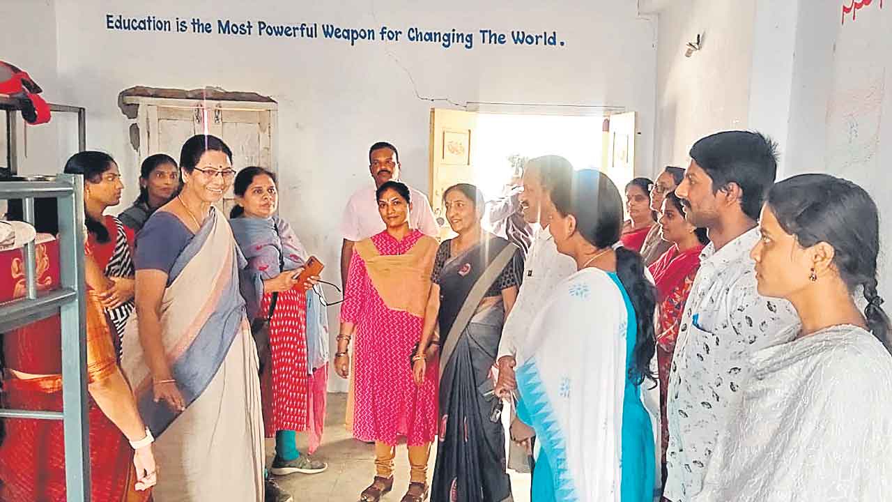 విద్యార్థినుల మృతి కేసులో వార్డెన్పై వేటు