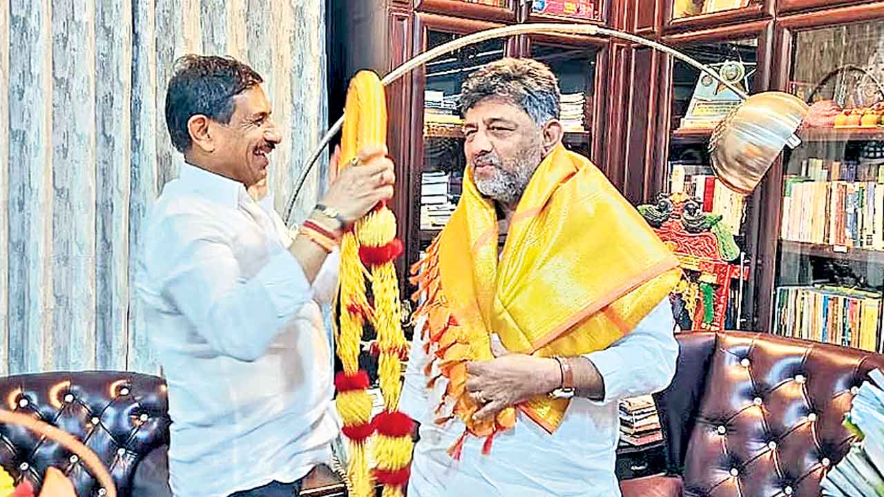 Karnataka | లోక్‌సభ ఎన్నికల్లో మాకు ఓటెయ్యకుంటే గ్యారెంటీలు ఆపేస్తాం.. ప్రజలకు కర్ణాటక కాంగ్రెస్‌ ఎమ్మెల్యే బాలకృష్ణ బెదిరింపులు