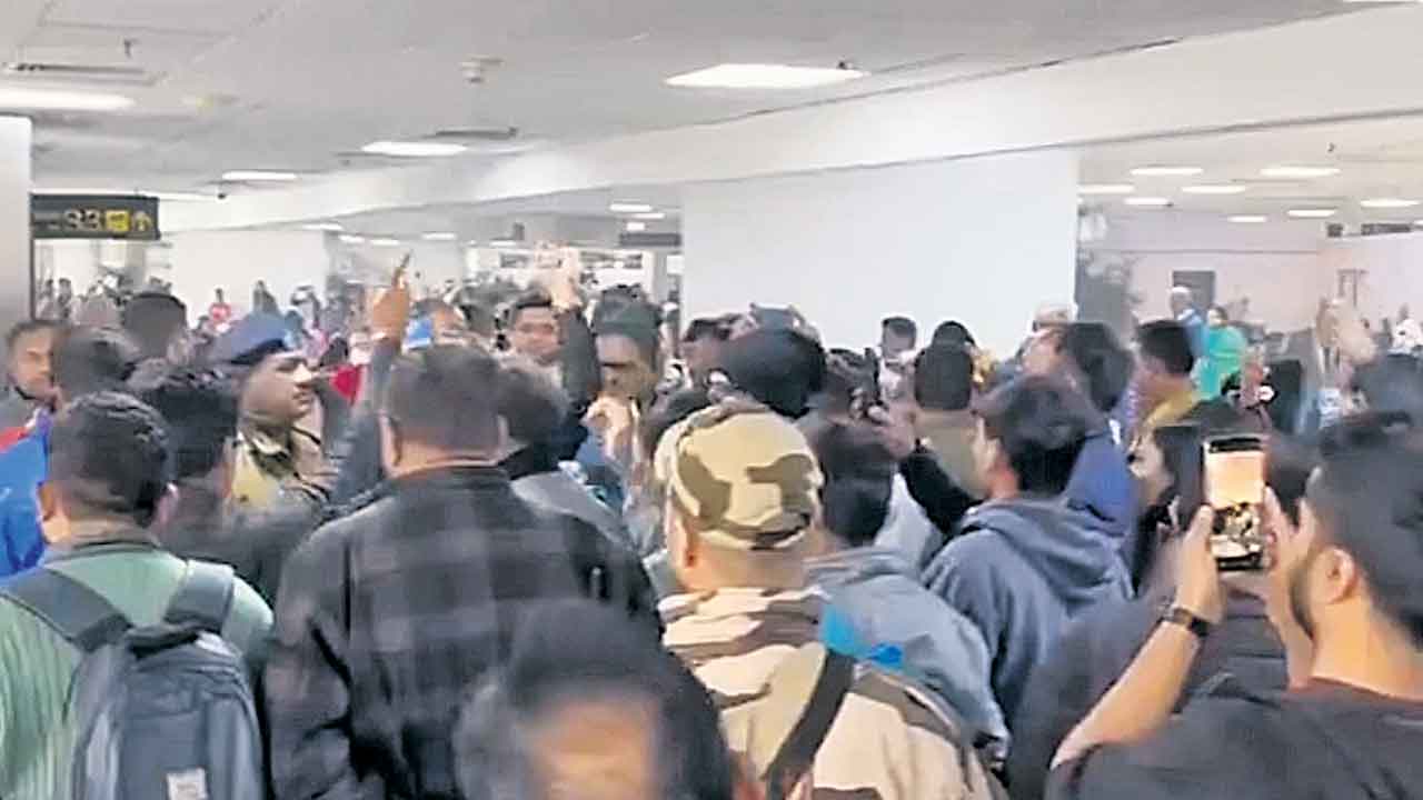 ఇండిగో విమానం రద్దు.. ప్రయాణికుల నిరసన