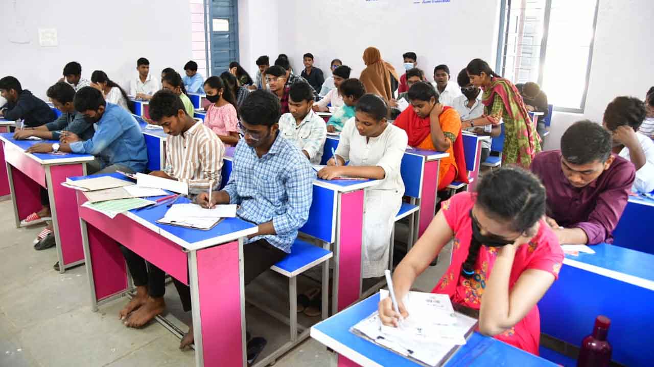 Inter Exams | నల్లగొండలో ఐదుగురిని ఇంటర్‌ పరీక్షలకు అనుమతించని అధికారులు