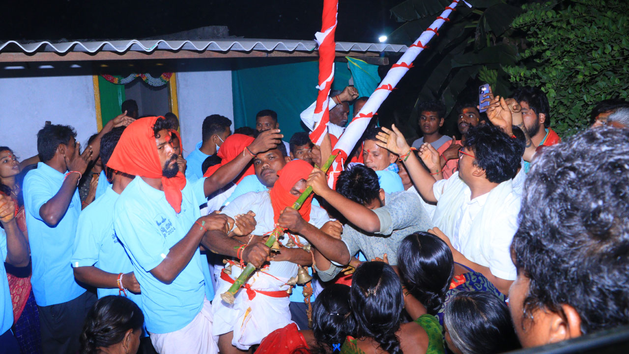 Sammakka Saralamma Jathara | గద్దెపైకి చేరిన జంపన్న.. ఘనంగా సాగనంపిన గ్రామస్తులు