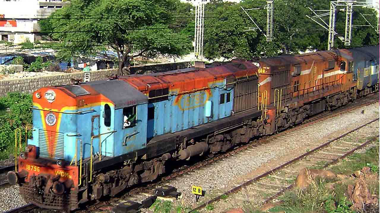 Janmabhoomi Express | జ‌న్మ‌భూమి ఎక్స్‌ప్రెస్ నుంచి పొగ‌లు.. ఆందోళ‌న‌కు గురైన ప్ర‌యాణికులు
