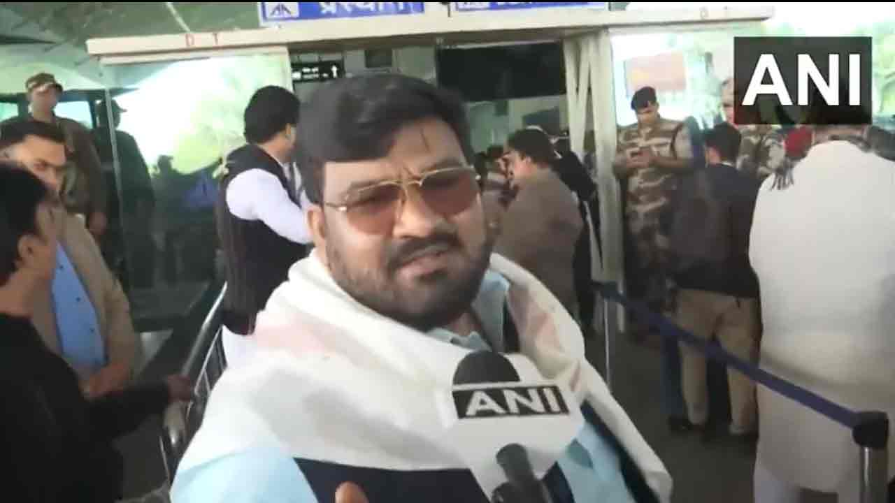 JMM MLA: హైద‌రాబాద్ వెళ్తున్నాం.. బిర్యానీ తినేందుకు.. మీడియాతో జార్ఖండ్ ఎమ్మెల్యే.. వీడియో