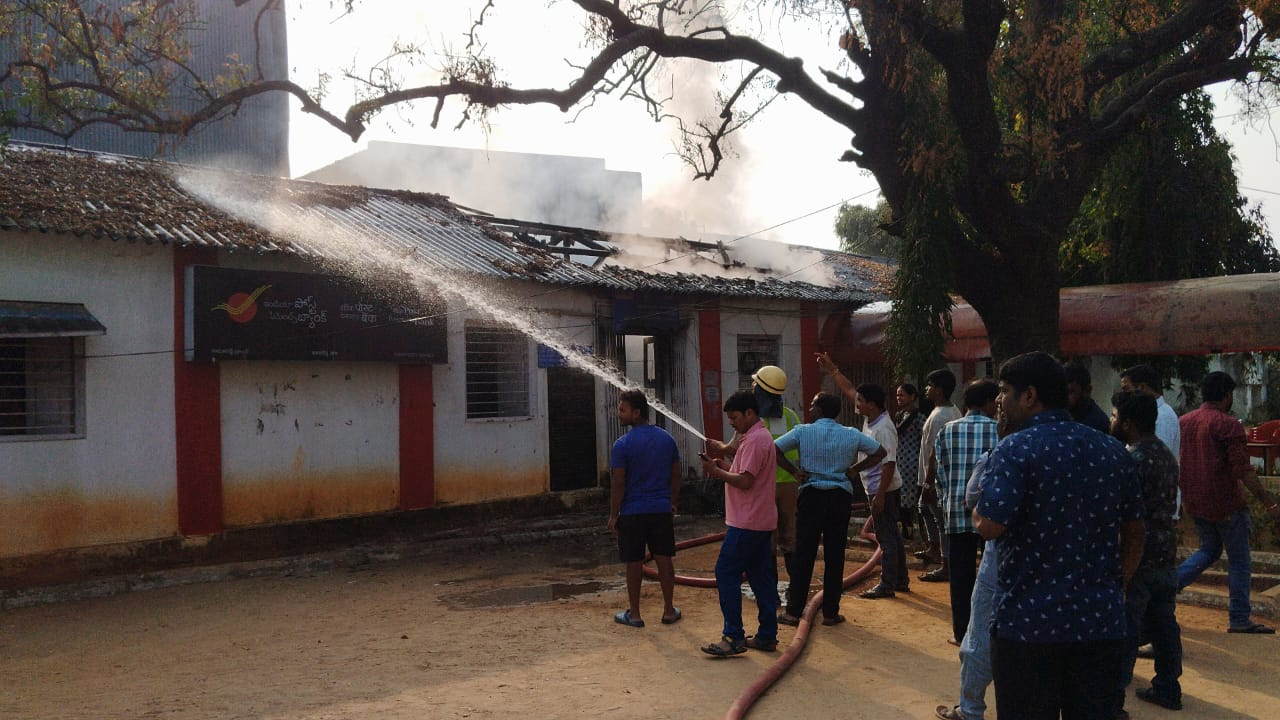 Kamareddy | కామారెడ్డి పాస్‌పోర్టు ఈ సేవా కేంద్రంలో అగ్నిప్రమాదం.. కాలిపోయిన డాక్యుమెంట్లు, ఇతర సామగ్రి