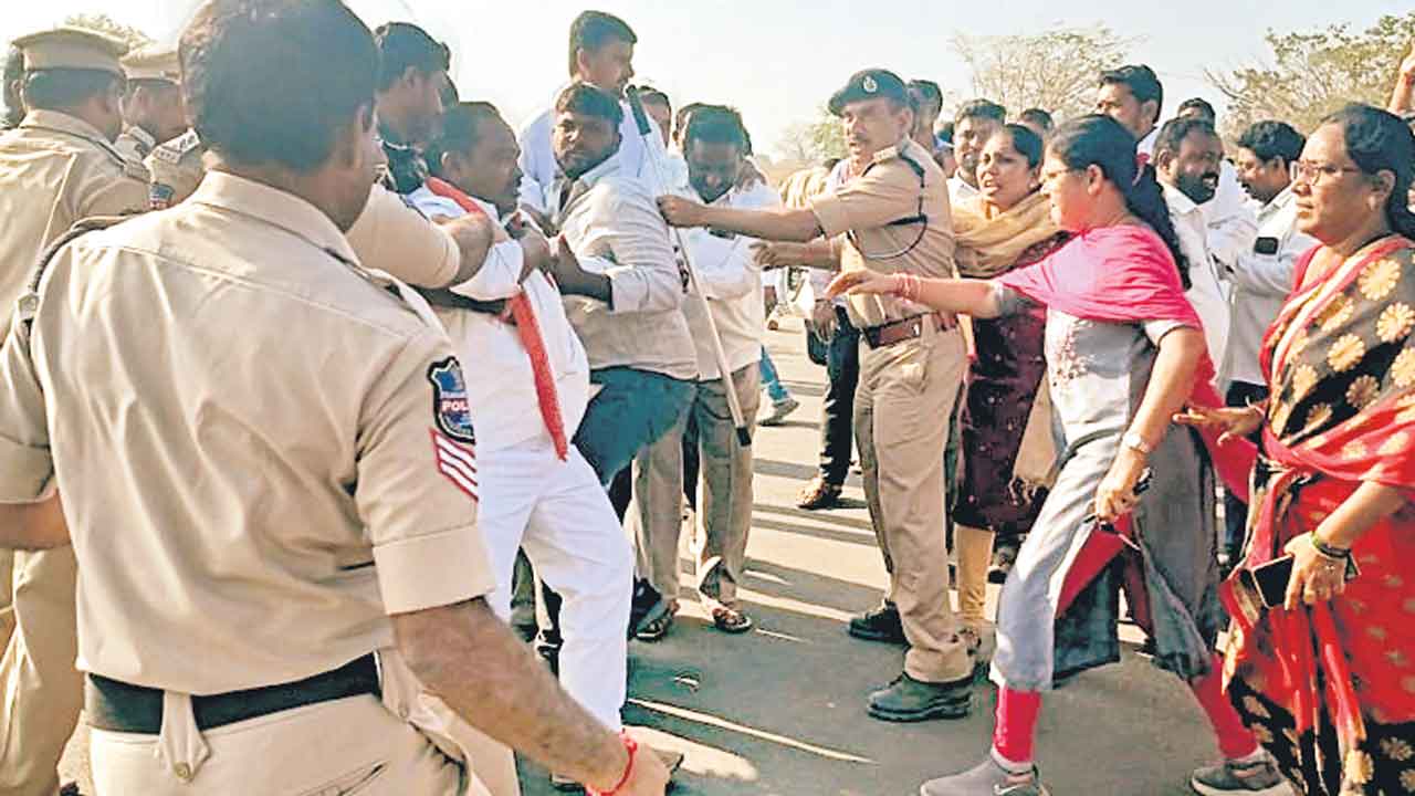 Cong Vs BJP | హుస్నాబాద్‌లో కాంగ్రెస్‌, బీజేపీ తన్నులాట.. ‘బండి’ యాత్రలో ఉద్రిక్తత