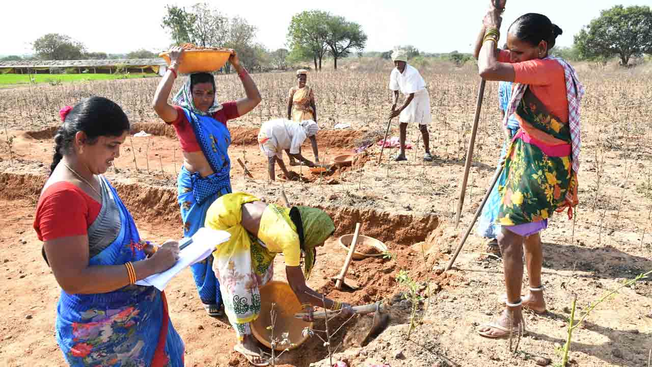 జీతాలెప్పుడొస్తయో ?