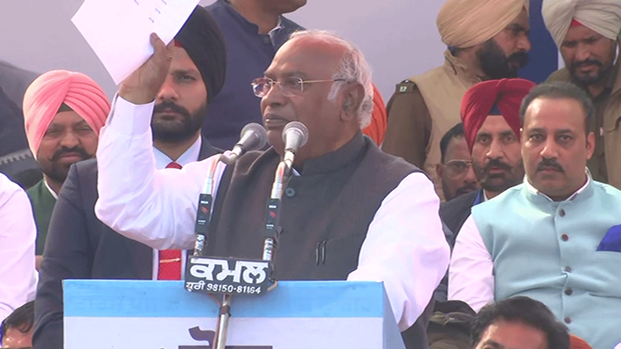 Mallikarjun Kharge | వివాదాస్ప‌ద సాగు చ‌ట్టాల ర‌ద్దుపై ఇప్ప‌టికీ వెలువ‌డ‌ని నోటిఫికేష‌న్ : ఖ‌ర్గే