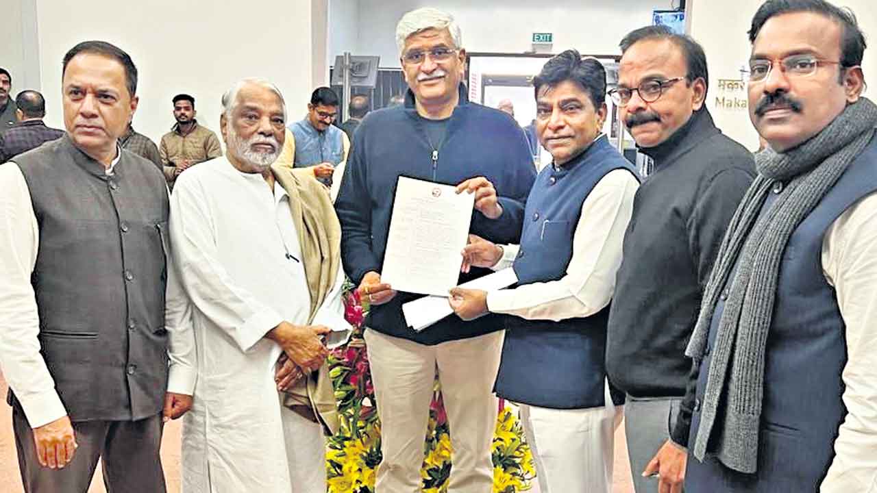 ప్రాజెక్టుల అప్పగింత ప్రమాదకరం
