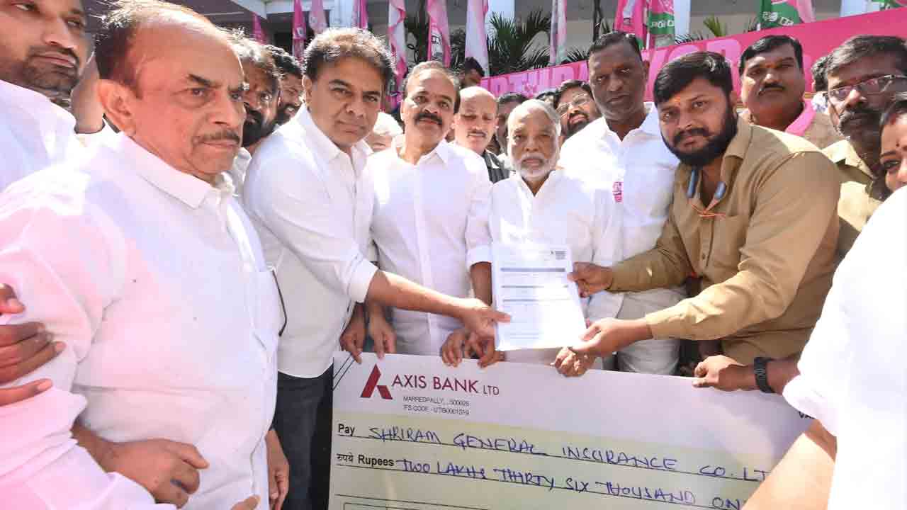 KCR Birthday | కేసీఆర్ జ‌న్మ‌దినం.. వెయ్యి మంది ఆటో డ్రైవ‌ర్‌ల‌కు ప్ర‌మాద బీమా ప‌త్రాలు అంద‌జేసిన కేటీఆర్