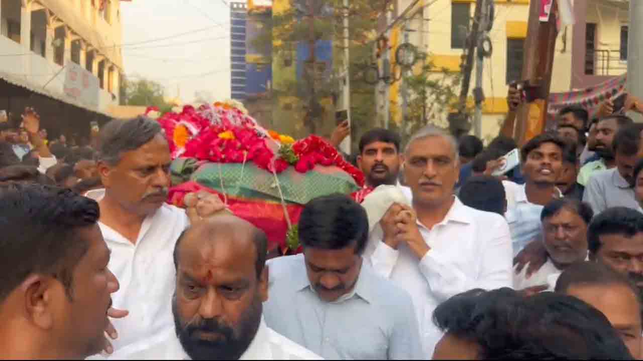 Lasya Nanditha | లాస్య నందిత అంతిమ‌యాత్ర ప్రారంభం.. పాడె మోసిన హ‌రీశ్‌, ప‌ల్లా, త‌ల‌సాని, ప్ర‌శాంత్ రెడ్డి