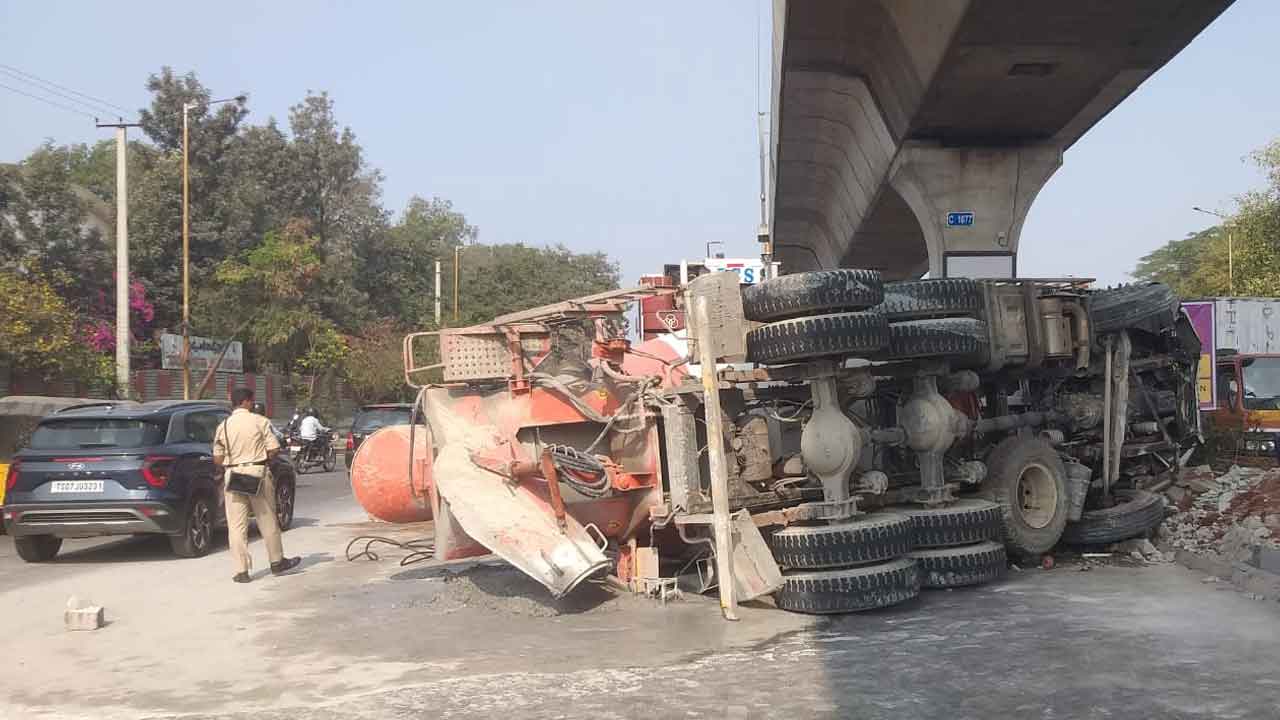 Readymix lorry | మెట్టుగూడలో బీభత్సం సృష్టించిన రెడీమిక్స్ లారీ