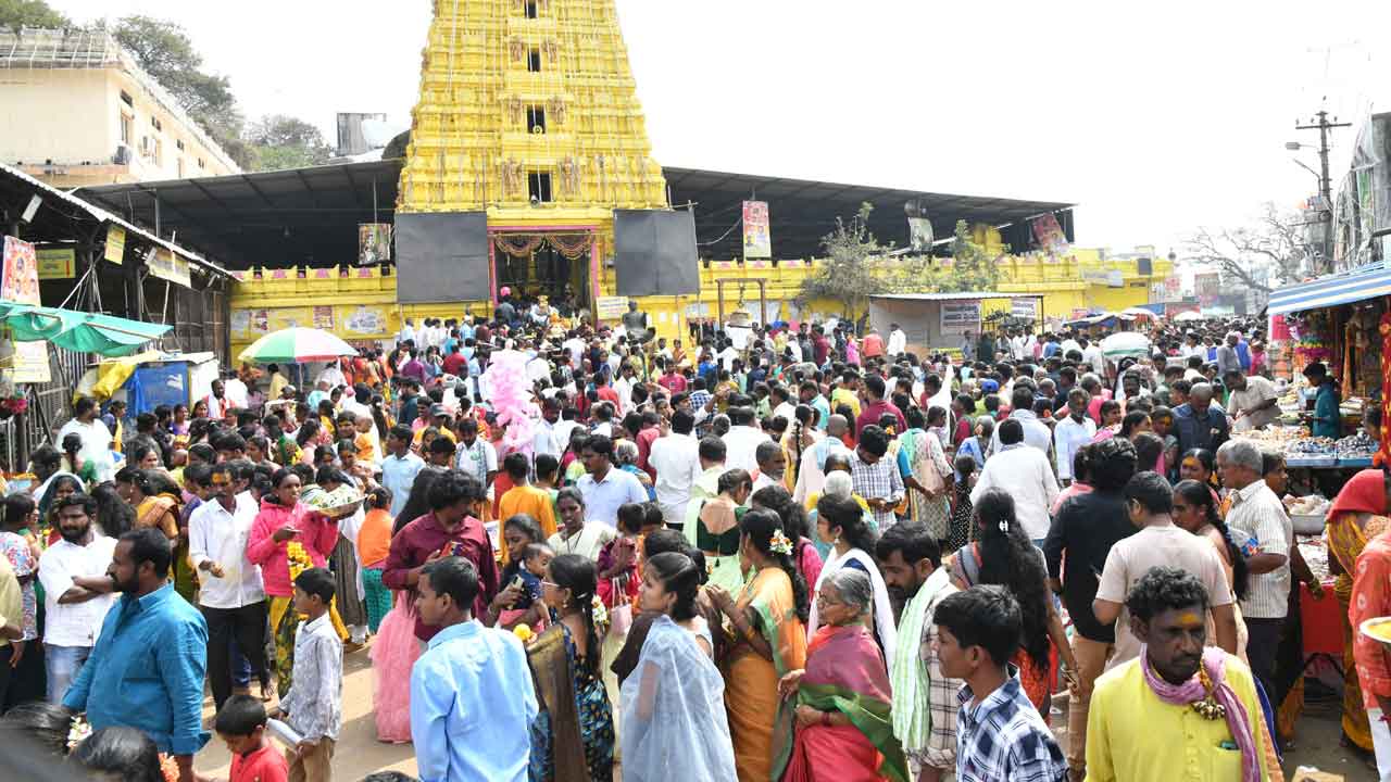 Komaravelli Mallanna | కొమురవెల్లి మల్లన్న ఆలయానికి పోటెత్తిన భక్తజనం