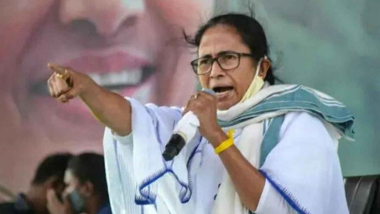 కేంద్రం బకాయిలు.. విడుదల చేయకపోతే ధర్నా: మమత