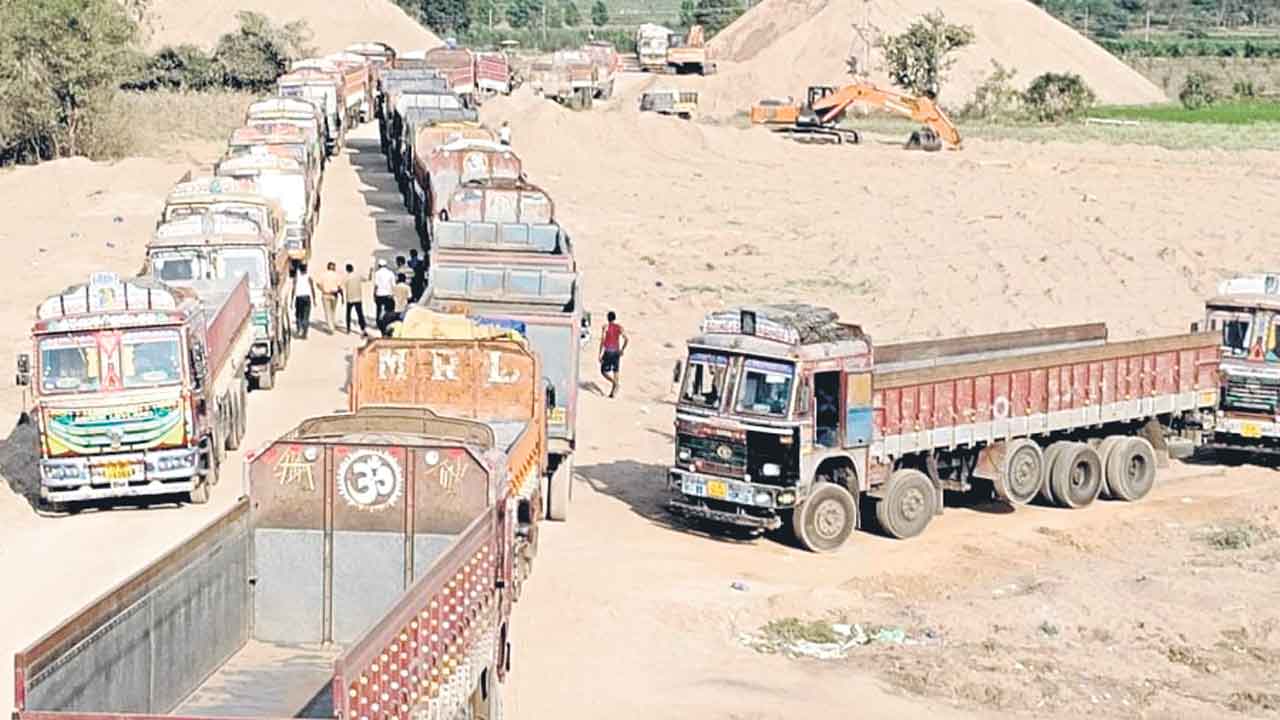 మానేరు పొడవునా ఇసుక తోడేళ్లు