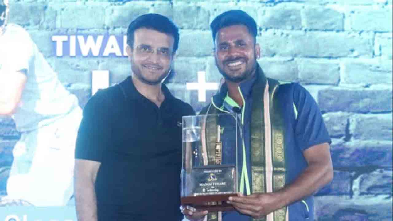 Manoj Tiwary | విజ‌యంతో వీడ్కోలు.. గోల్డెన్ బ్యాటుతో స‌త్క‌రించిన క్యాబ్