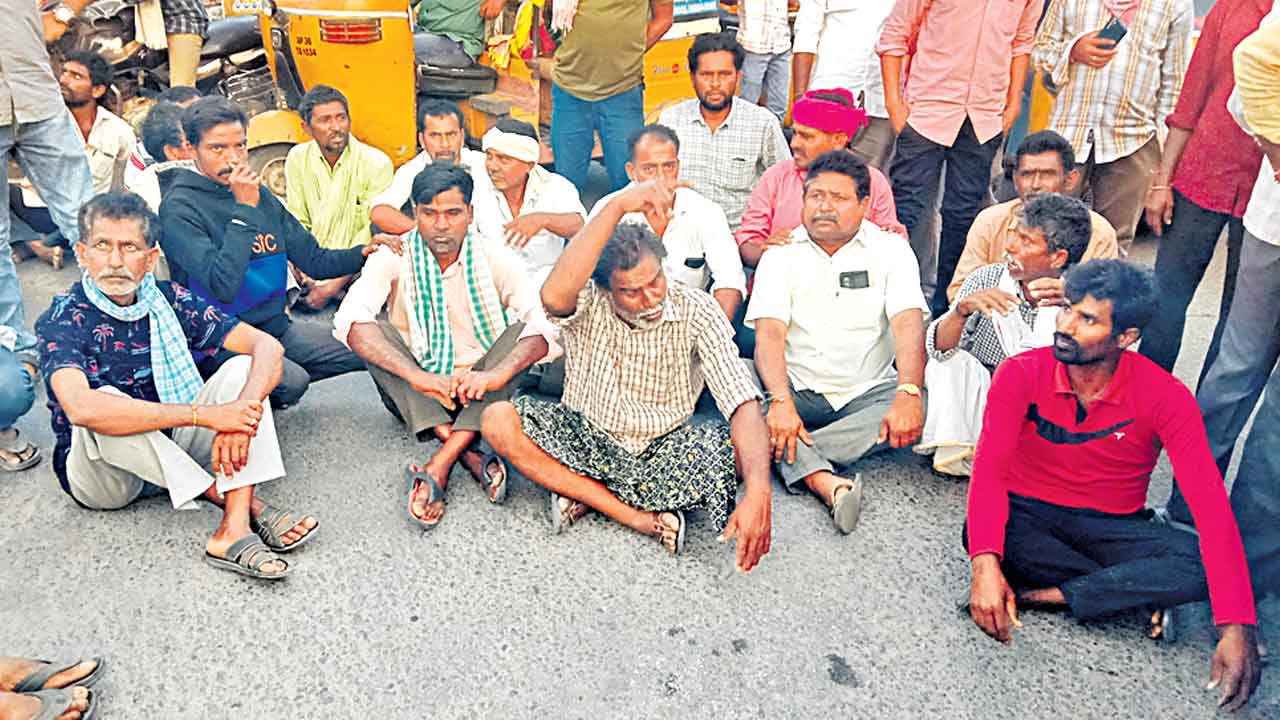 మానుకోటలో మిర్చి రైతుల ఆందోళన