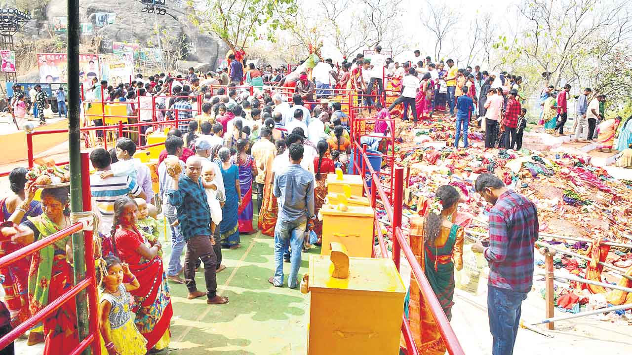 జనం నుంచి వనంలోకి తల్లులు