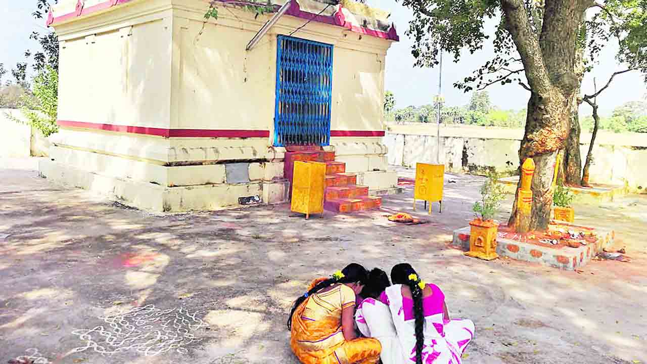 రేపు మేడారంలో మండె మెలిగే పండుగ