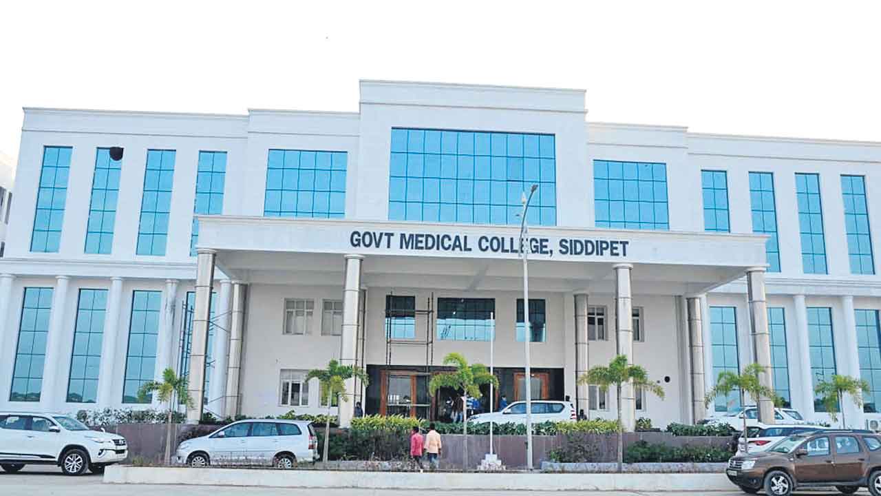 ఒక్క క్లిక్‌తో మెడికల్‌ కాలేజీల సమాచారం