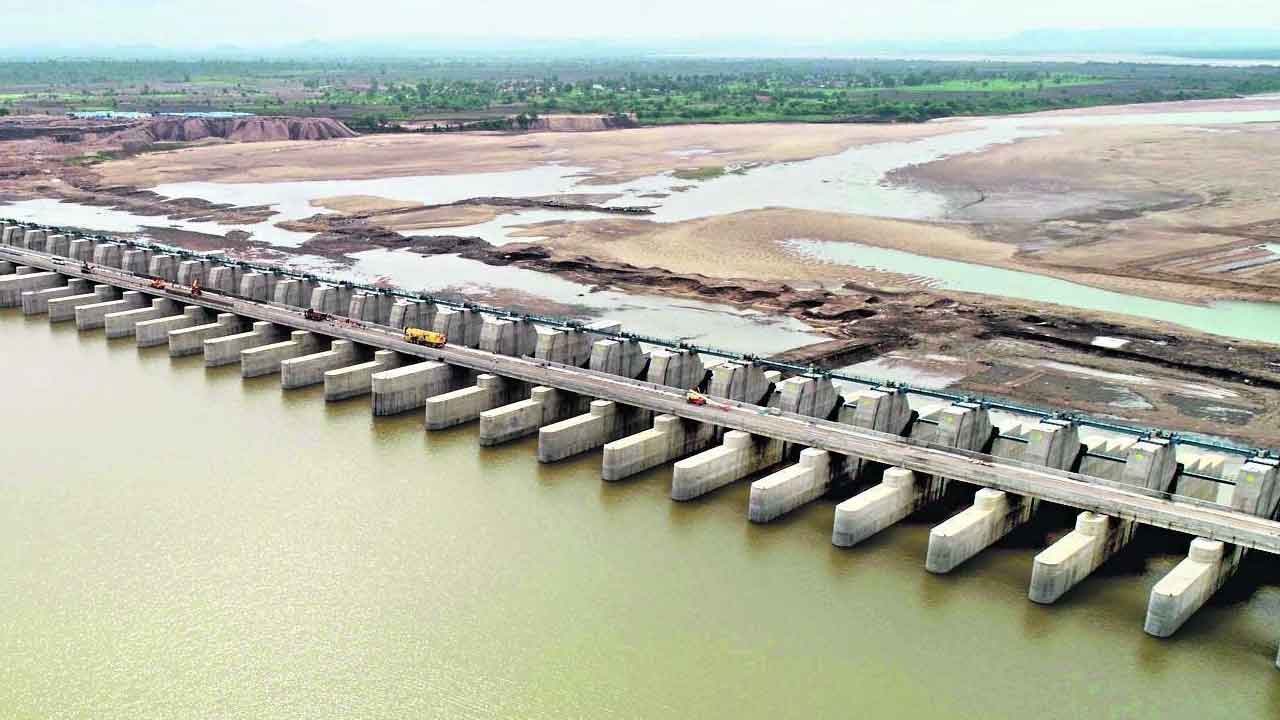 మేడిగడ్డలో నత్తనడకన కరకట్ట పనులు