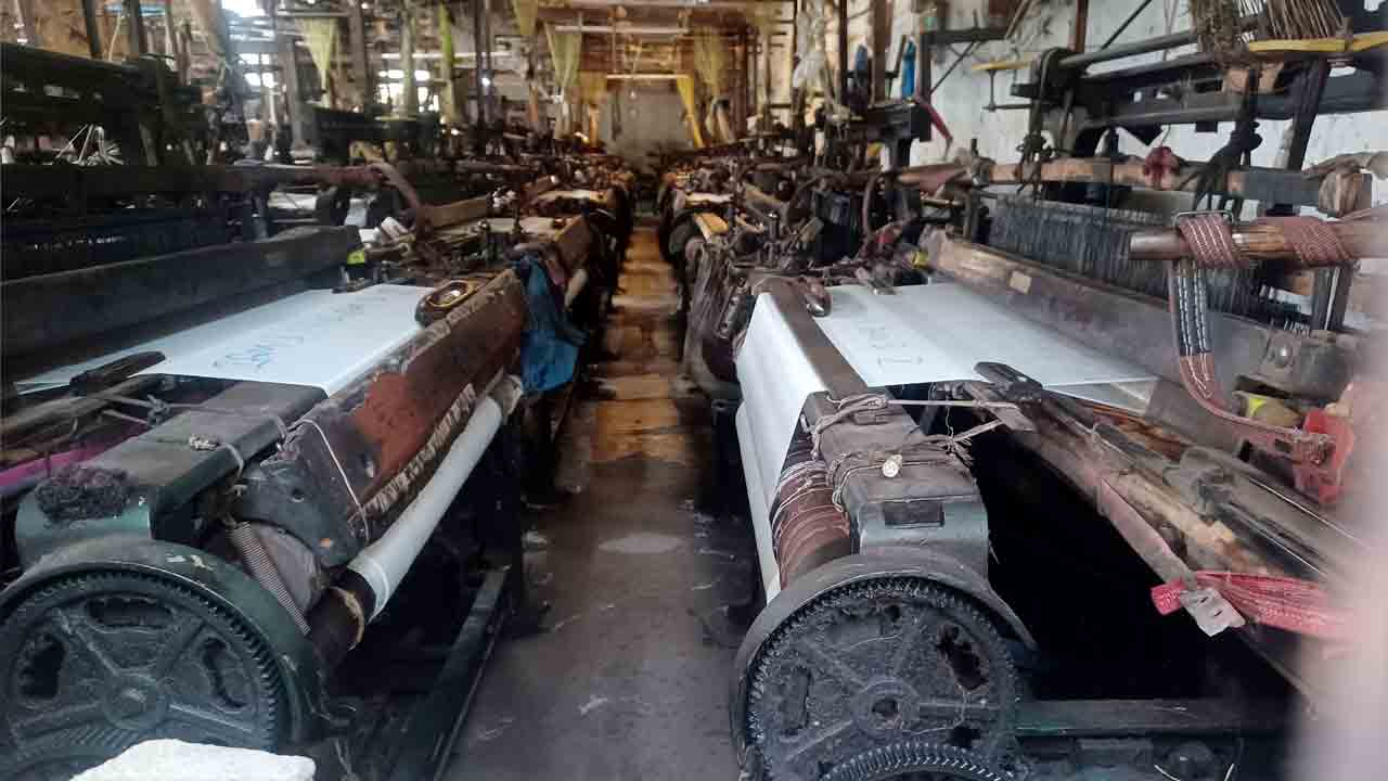 Sircilla weavers | సాంచా సంక్షోభం.. మూగబోయిన సిరిసిల్ల మరమగ్గాలు.. ఉపాధి లేక రోడ్డున పడిన నేతన్నలు