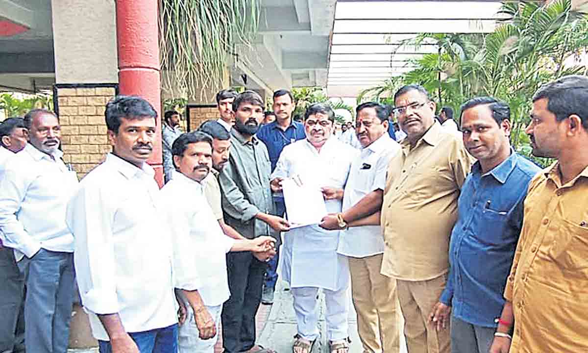 ఆటో డ్రైవర్లను ఆదుకోండి