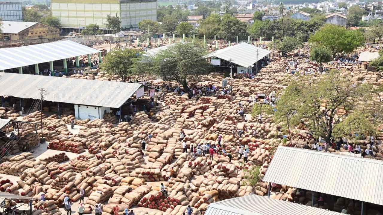 Mirchi | ఖమ్మం మార్కెట్‌కు పోటెత్తిన మిర్చి.. క్వింటాల్‌ ధర ఎంతంటే ?