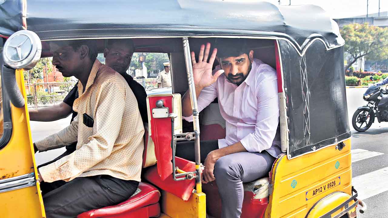 ఆటోలో అసెంబ్లీకి! : ఆటో డ్రైవర్లకు పాడి సంఘీభావం