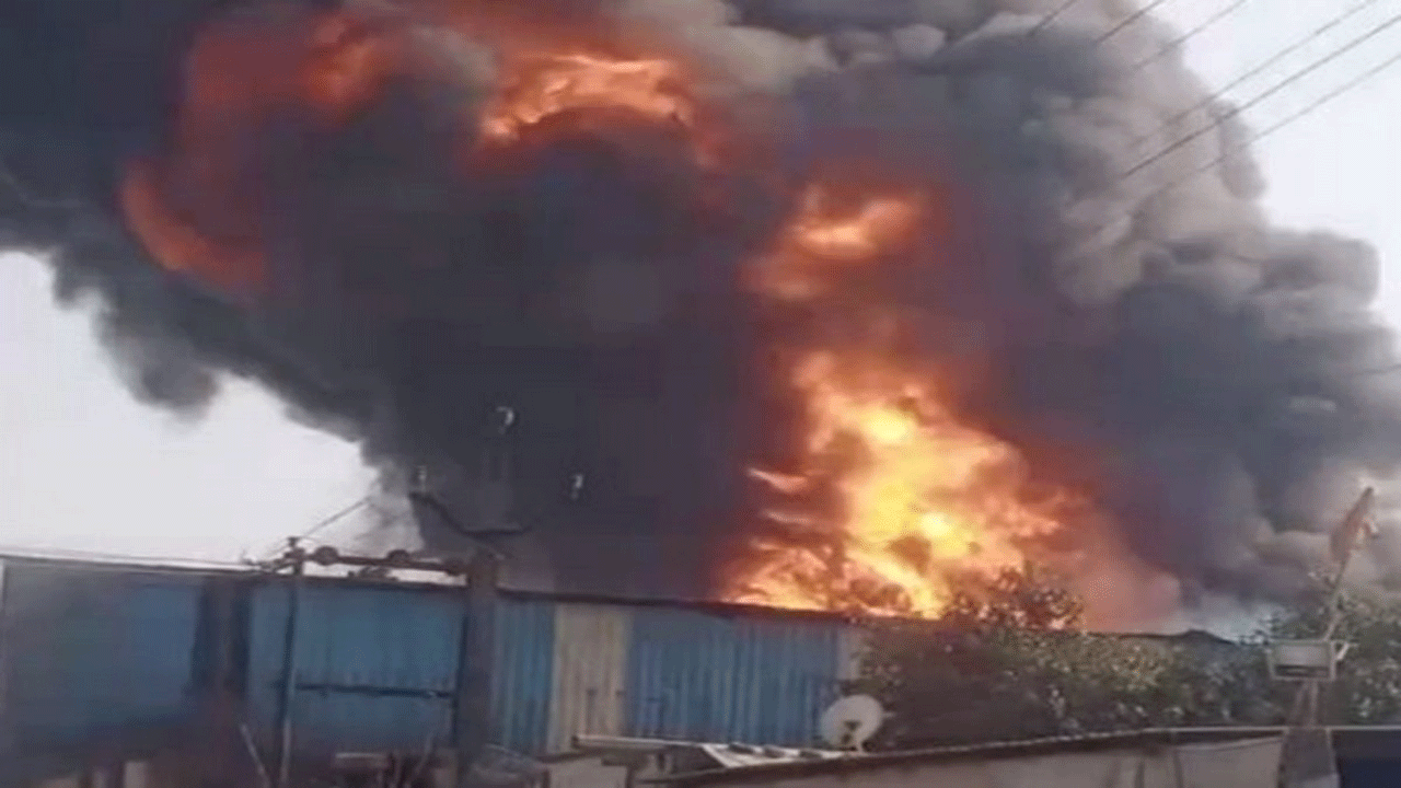Fire Breaks Out | కెమిక‌ల్ ఫ్యాక‌ర్టీలో భారీ అగ్నిప్ర‌మాదం