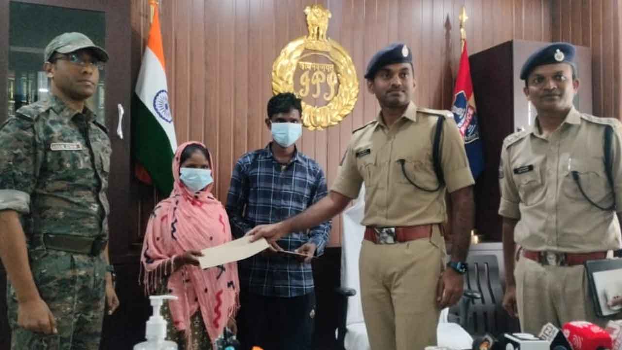 Maoist couple | పోలీసుల ఎదుట లొంగిపోయిన మావోయిస్టు దంపతులు