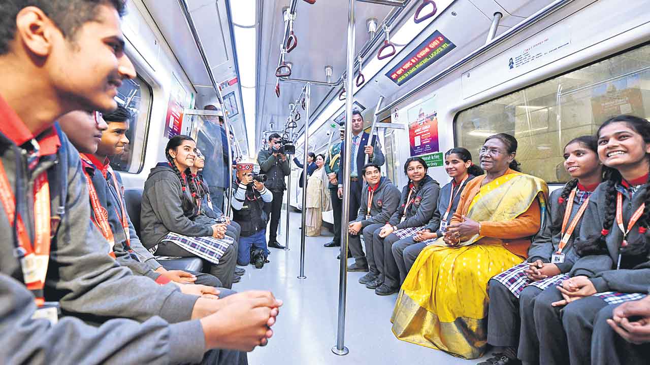 మెట్రో రైలులో ప్రయాణించిన రాష్ట్రపతి