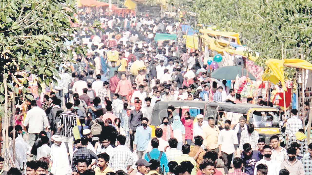 నాగోబా జనసంద్రం