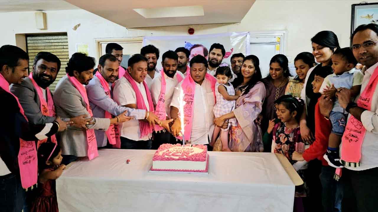 NRI | లండన్‌లో ఘనంగా కేసీఆర్‌ జన్మదిన వేడుకలు